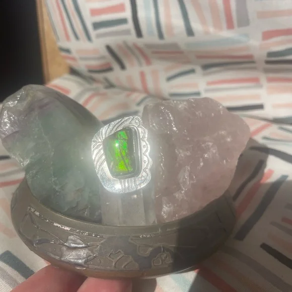 Navajo Handmade; Canadian Ammolite & 925 Silver Ring - Picture 2 of 5